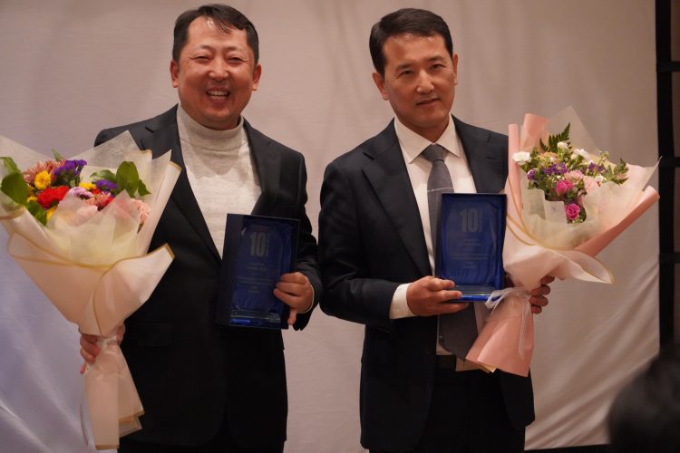 30일 열린 창립 기념식에서 노대환, 박동혁 FMS 공동대표가 직원들로부터 감사패를 받았다.