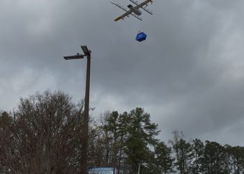 주문한 상품을 도로에 내려 놓는 드론.