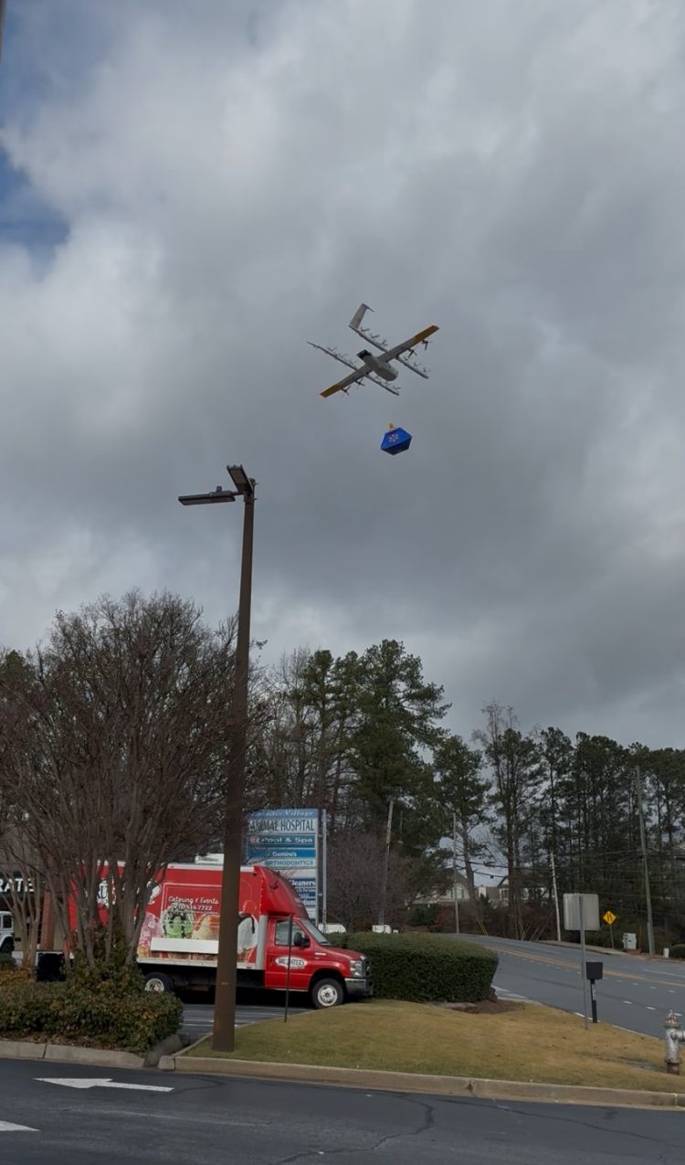 주문한 상품을 도로에 내려 놓는 드론.