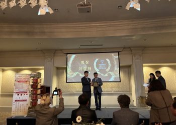 이강하 회장이 7일 송년행사에서 공로패를 받고 있다.