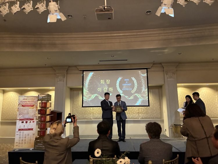 이강하 회장이 7일 송년행사에서 공로패를 받고 있다.