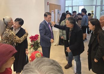 은퇴예식이 끝난 뒤 한병철 목사 내외가 교인들과 악수를 나누고 있다.