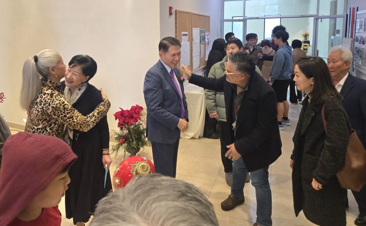 은퇴예식이 끝난 뒤 한병철 목사 내외가 교인들과 악수를 나누고 있다.