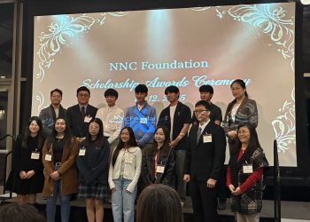 장학생으로 선발된 학생들과 재단 및 지역 관계자들이 한자리에 섰다.