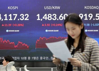 코스피가 강보합으로 마친 23일 서울 중구 우리은행 본점 딜링룸 현황판에 코스피·코스닥 종가와 원/달러 환율이 표시돼있다. [연합뉴스 사진]