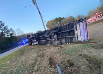 조지아 순찰대가 졸음 운전 사고. 트럭이 도로를 이탈해 뒤집혔으나 운전자는 무사했다. [GDP 제공]