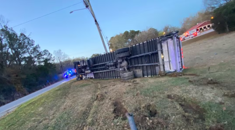 조지아 순찰대가 졸음 운전 사고. 트럭이 도로를 이탈해 뒤집혔으나 운전자는 무사했다. [GDP 제공]