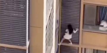 불륜 들키자 10층 창밖으로 탈출하는 내연녀. RT 엑스 캡처