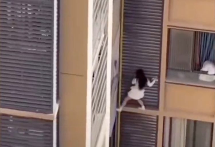 불륜 들키자 10층 창밖으로 탈출하는 내연녀. RT 엑스 캡처