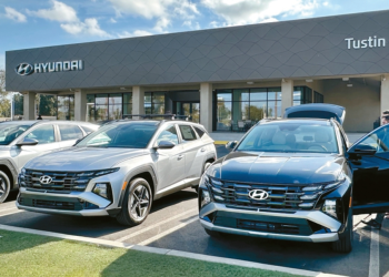 오렌지카운티 터스틴 오토몰의 현대차 딜러에서 소비자들이 신차를 둘러보고 있다. 박낙희 기자