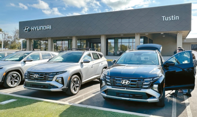 오렌지카운티 터스틴 오토몰의 현대차 딜러에서 소비자들이 신차를 둘러보고 있다. 박낙희 기자