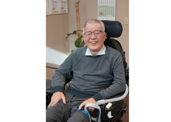 휠체어에 앉은 채 인터뷰하고 있는 연규호씨. 최근 발병한 희소근육병 때문에 목소리로 글을 쓴다.