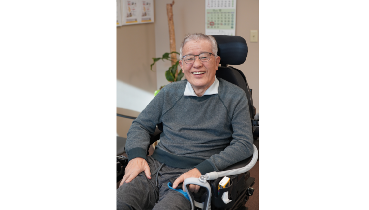 휠체어에 앉은 채 인터뷰하고 있는 신규호씨. 최근 발병한 희소근육병 때문에 목소리로 글을 쓴다.