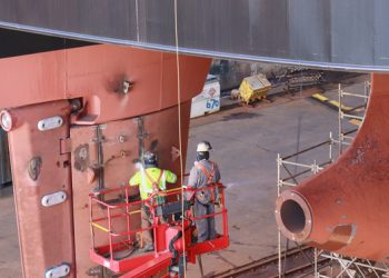 지난해 12월 22일(현지시간) 미국 필라델피아 한화필리조선소 독(건조시설)에서 근로자들이 선체 하부에서 용접 후 마무리 작업을 하고 있다. 연합뉴스