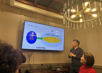 '더 파인더' AI포럼에서 이동주 ATF 대표가 발표하고 있다.