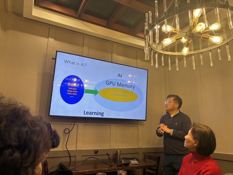 '더 파인더' AI포럼에서 이동주 ATF 대표가 발표하고 있다.