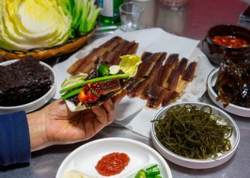 포항시 북구 한 과메기 판매점 상차림. 중앙포토