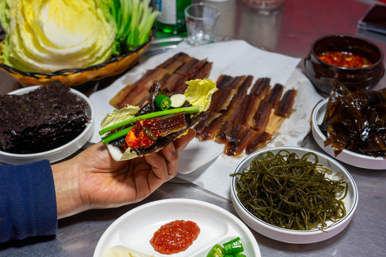 포항시 북구 한 과메기 판매점 상차림. 중앙포토