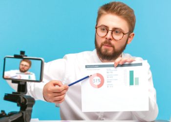 62세부터 소셜연금을 받아 주식에 투자하라는 소셜미디어 인플루언서들의 조언이 최근 밈처럼 퍼지고 있다.