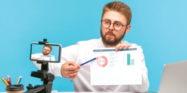 62세부터 소셜연금을 받아 주식에 투자하라는 소셜미디어 인플루언서들의 조언이 최근 밈처럼 퍼지고 있다.