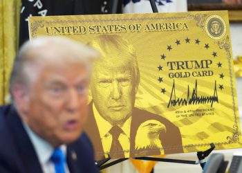 도널드 트럼프 대통령 옆에 골드카드 포스터가 전시돼 있다. 로이터=연합뉴스