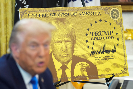 도널드 트럼프 대통령 옆에 골드카드 포스터가 전시돼 있다. 로이터=연합뉴스