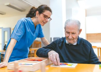 고령층은 증가하는데 돌봄에 필요한 인력이 부족해 일각에서는 위기 상황이라는 우려가 나온다.