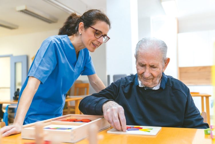 고령층은 증가하는데 돌봄에 필요한 인력이 부족해 일각에서는 위기 상황이라는 우려가 나온다.