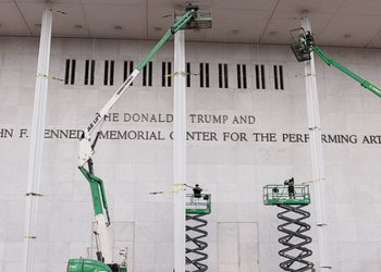 지난 19일 미국 워싱턴 DC의 문화예술 공연장 케네디센터 외벽에 도널드 트럼프 대통령 이름이 들어간 새 글자를 새기는 작업이 벌어지고 있다. [로이터]
