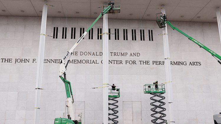 지난 19일 미국 워싱턴 DC의 문화예술 공연장 케네디센터 외벽에 도널드 트럼프 대통령 이름이 들어간 새 글자를 새기는 작업이 벌어지고 있다. [로이터]
