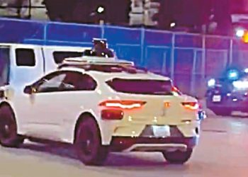 무단으로 경찰 통제 구역을 통과하는 웨이모 차량. [ABC7 캡처]