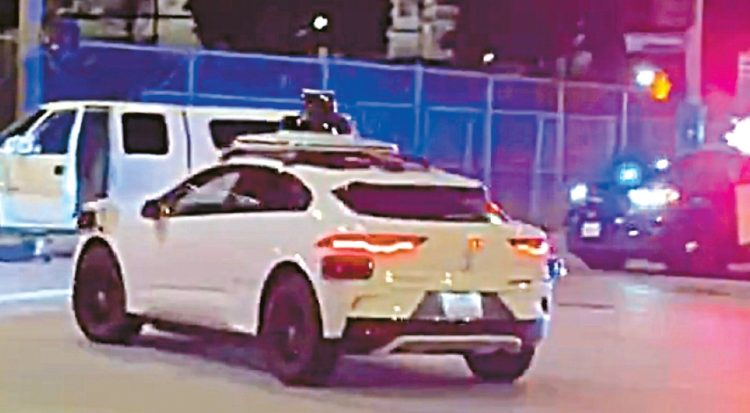 무단으로 경찰 통제 구역을 통과하는 웨이모 차량. [ABC7 캡처]