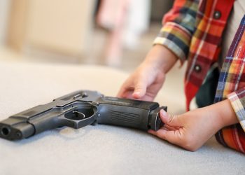 조지아주 디캡 카운티에서 한 아동이 총을 발사해 다치는 사고가 발생하자 경찰이 아버지를 기소했다. 사진은 기사와 관련 없음. [출처 셔터스톡]