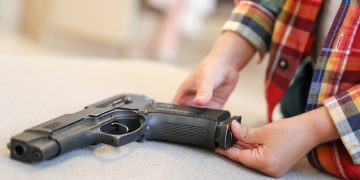 조지아주 디캡 카운티에서 한 아동이 총을 발사해 다치는 사고가 발생하자 경찰이 아버지를 기소했다. 사진은 기사와 관련 없음. [출처 셔터스톡]