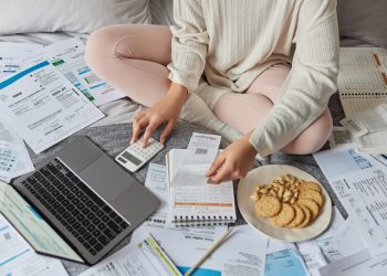 가계부를 정리하고 있는 여성. [출처 셔터스톡]