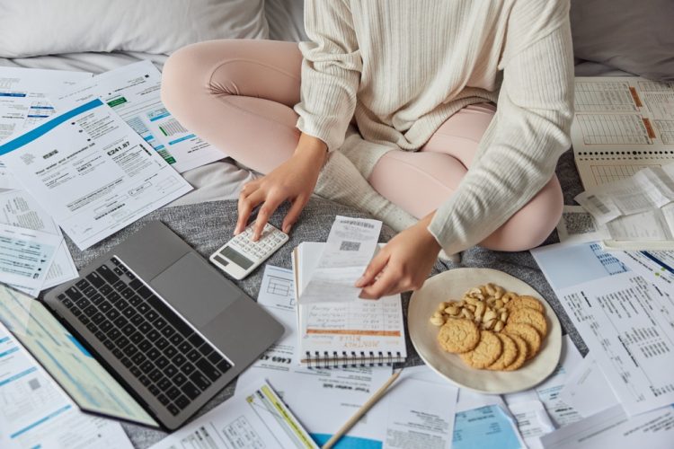 가계부를 정리하고 있는 여성. [출처 셔터스톡]