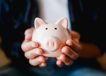 현금으로 받은 5달러 지폐를 곧바로 저축하는 방식이 소비를 줄이고 저축 습관을 기르는 데 도움이 되면서 다시 한번 주목받고 있다.  [출처 셔터스톡]