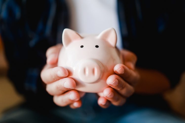 현금으로 받은 5달러 지폐를 곧바로 저축하는 방식이 소비를 줄이고 저축 습관을 기르는 데 도움이 되면서 다시 한번 주목받고 있다.  [출처 셔터스톡]