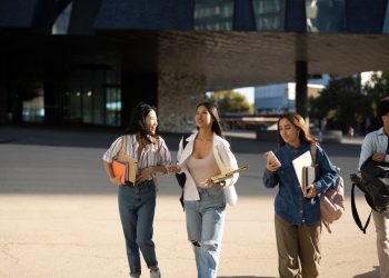 경기 불확실성이 커질수록 취업 경쟁력 강화를 위해 교육을 선택하는 수요가 증가하고 있다고 분석된다. [출처 셔터스톡]