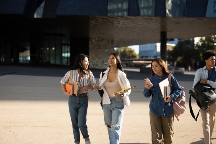 경기 불확실성이 커질수록 취업 경쟁력 강화를 위해 교육을 선택하는 수요가 증가하고 있다고 분석된다. [출처 셔터스톡]