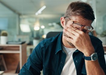 직장인들이 인공지능(AI) 기술 변화, 경기 불확실성, 정치적 긴장 등 각종 요인으로 인해 심리적·신체적 피로감을 크게 호소하고 있는 것으로 나타났다. [출처 셔터스톡]