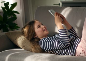 12세 이전에 스마트폰을 사용하기 시작할 경우 우울증과 비만, 수면 부족을 겪을 확률이 더 높다는 연구 결과가 나왔다. [출처 셔터스톡]