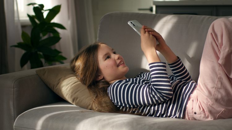 12세 이전에 스마트폰을 사용하기 시작할 경우 우울증과 비만, 수면 부족을 겪을 확률이 더 높다는 연구 결과가 나왔다. [출처 셔터스톡]