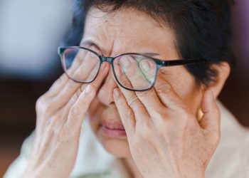 60대 이상에서 주로 발병하던 녹내장 등 중증 안질환이 40~50대는 물론, 20~30대 젊은 층에서도 증가세다. 사진 셔터스톡