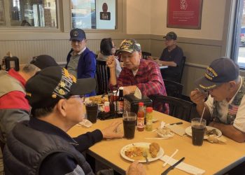 한인 시니어들이 골든코랄에 모여 식사를 하고 있다. 장채원 기자