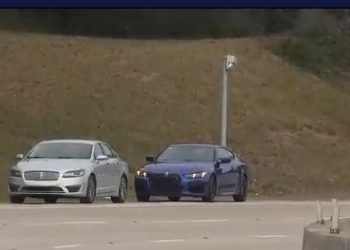 차들이 쌩쌩 달리고 있는 도로 옆 갓길에 차 두 대가 세워져 있다. [채널2액션뉴스 보도영상 캡처]