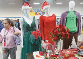 26일 글렌데일의 굿윌 리테일 센터에서 손님들이 중고 의류를 살펴보고 있다. 김상진 기자