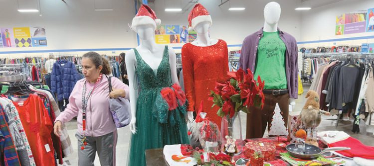 26일 글렌데일의 굿윌 리테일 센터에서 손님들이 중고 의류를 살펴보고 있다. 김상진 기자