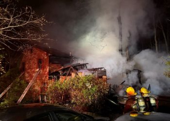 지난 14일 밤 귀넷 아파트 단지서 일어난 화재. [귀넷 소방대 제공]