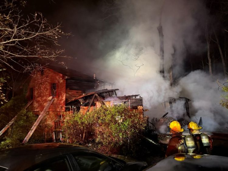 지난 14일 밤 귀넷 아파트 단지서 일어난 화재. [귀넷 소방대 제공]